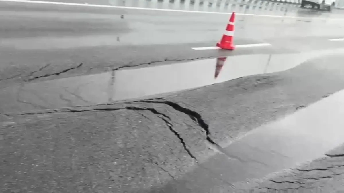Cracks Emerge On Rs 4,200 Crore Lucknow-Kanpur Expressway Just 12 Days After Inauguration