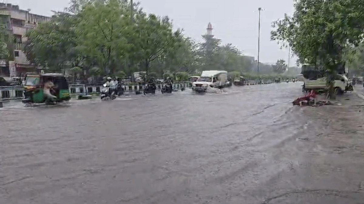 Gujarat Rain Alert: IMD Issues Red Alert for 8 Districts, Signal No. 3 Hoisted at Ports