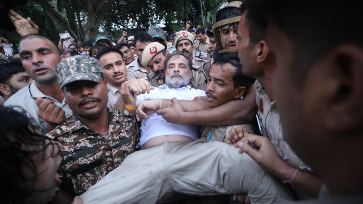 Watch: Rahul Gandhi, Priyanka Gandhi Detained During Sit-In Outside PM's Residence