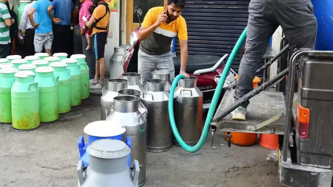 Milk Price Bomb Bursts Ahead of Festivals: Mumbai Rates Up ₹9 Per Litre