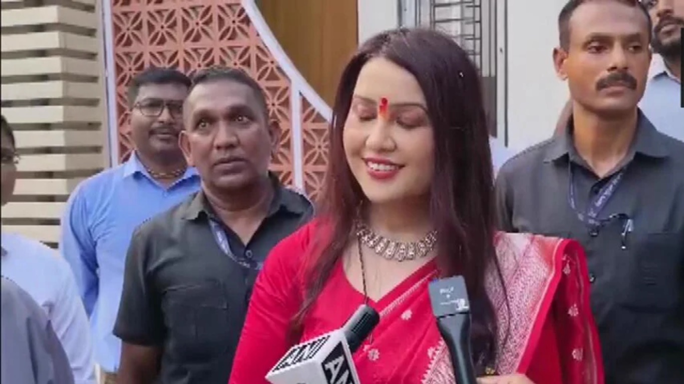 Amruta Fadnavis Says Festivals Are Inclusive, Contests VHP's Garba Ban on Muslims