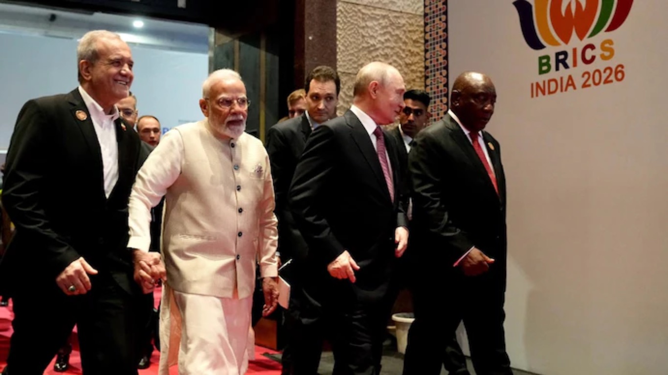 PM Modi holds hands with Iranian President Masoud Pezeshkian alongside Putin and Ramaphosa at BRICS Summit