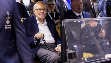 Warren Buffett Steps Down as Berkshire Hathaway Chairman, Marking End of an Era