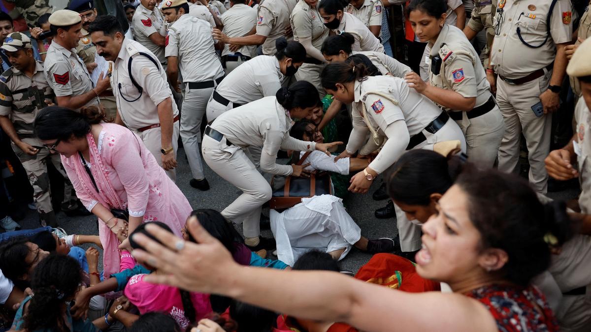 Delhi Police Asks Journalists to Keep Distance from Protesters Amid Molestation Row