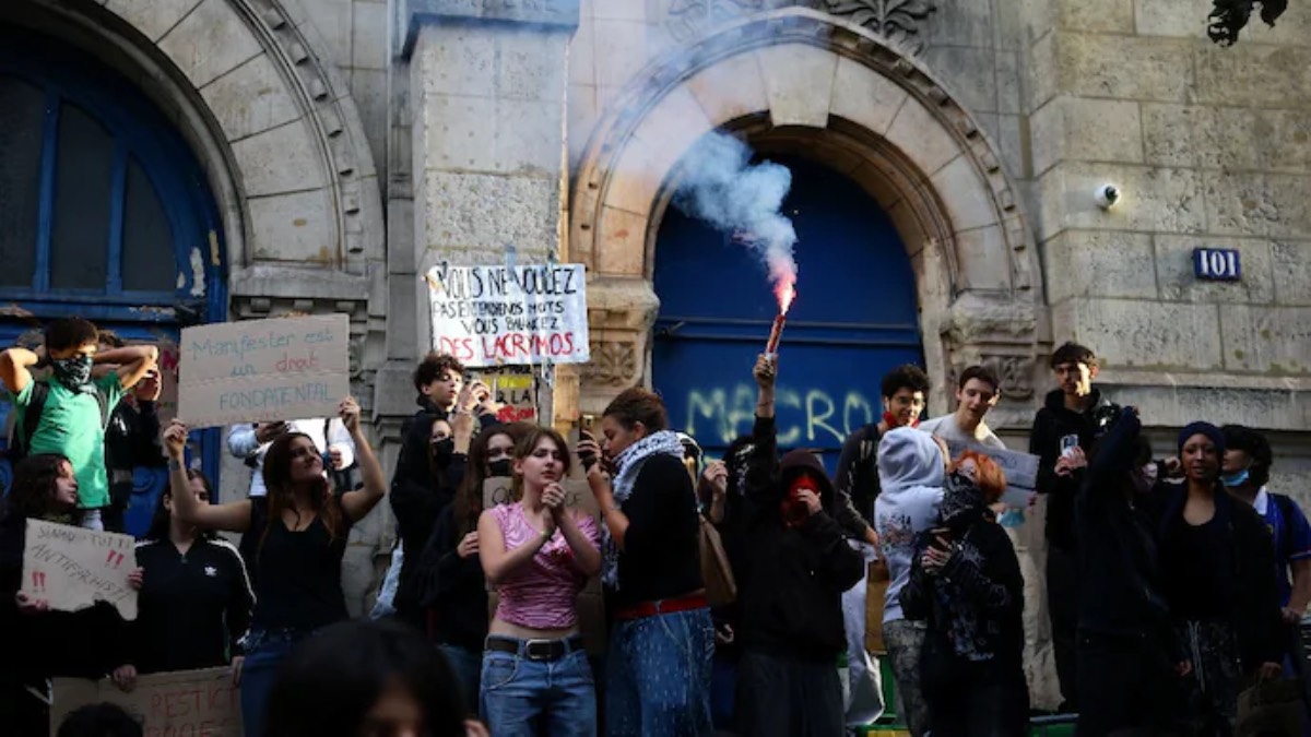 Nearly 400 French Schools to Stay Closed as Student Protests Turn Violent