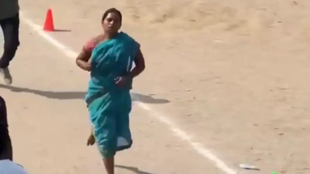 Jharkhand Woman Runs 1,600m Barefoot in Saree in 6 Minutes for Home Guard Job; Netizens Call Her 'Super Woman'