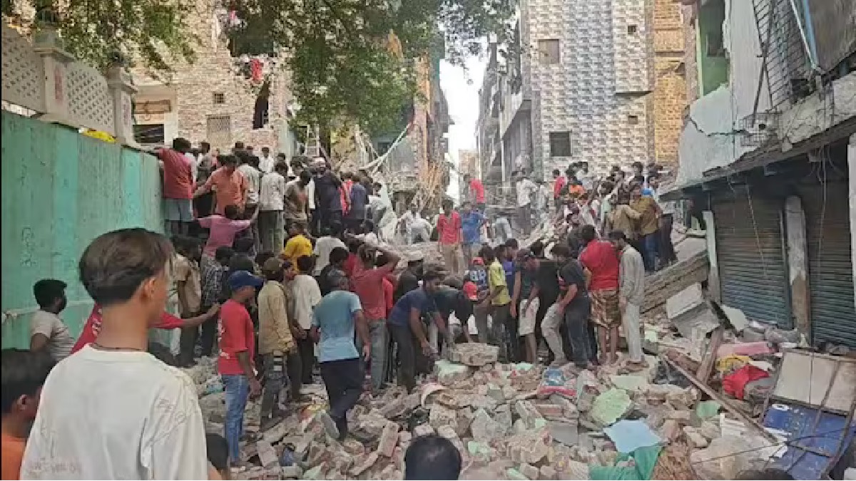 1 Dead, 8 Injured After Multi-Storey House Collapses in Delhi's Seemapuri; Several Feared Trapped