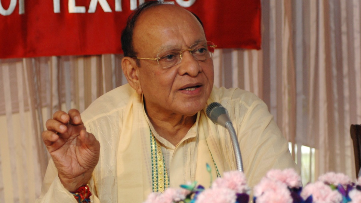 Former Gujarat Chief Minister Shankersinh Vaghela addressing a public meeting in Sagbara, Narmada district